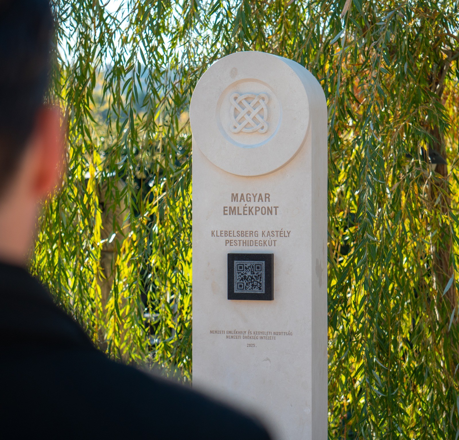 Magyar emlékpontot jelölő sztélé avatása a pesthidegkúti Klebelsberg Kastélynál