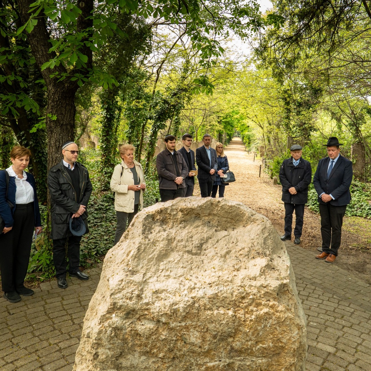 Csendes megemlékezés a Holokauszt Magyarországi Áldozatainak Emléknapján a Salgótarjáni utcai zsidó temetőben.