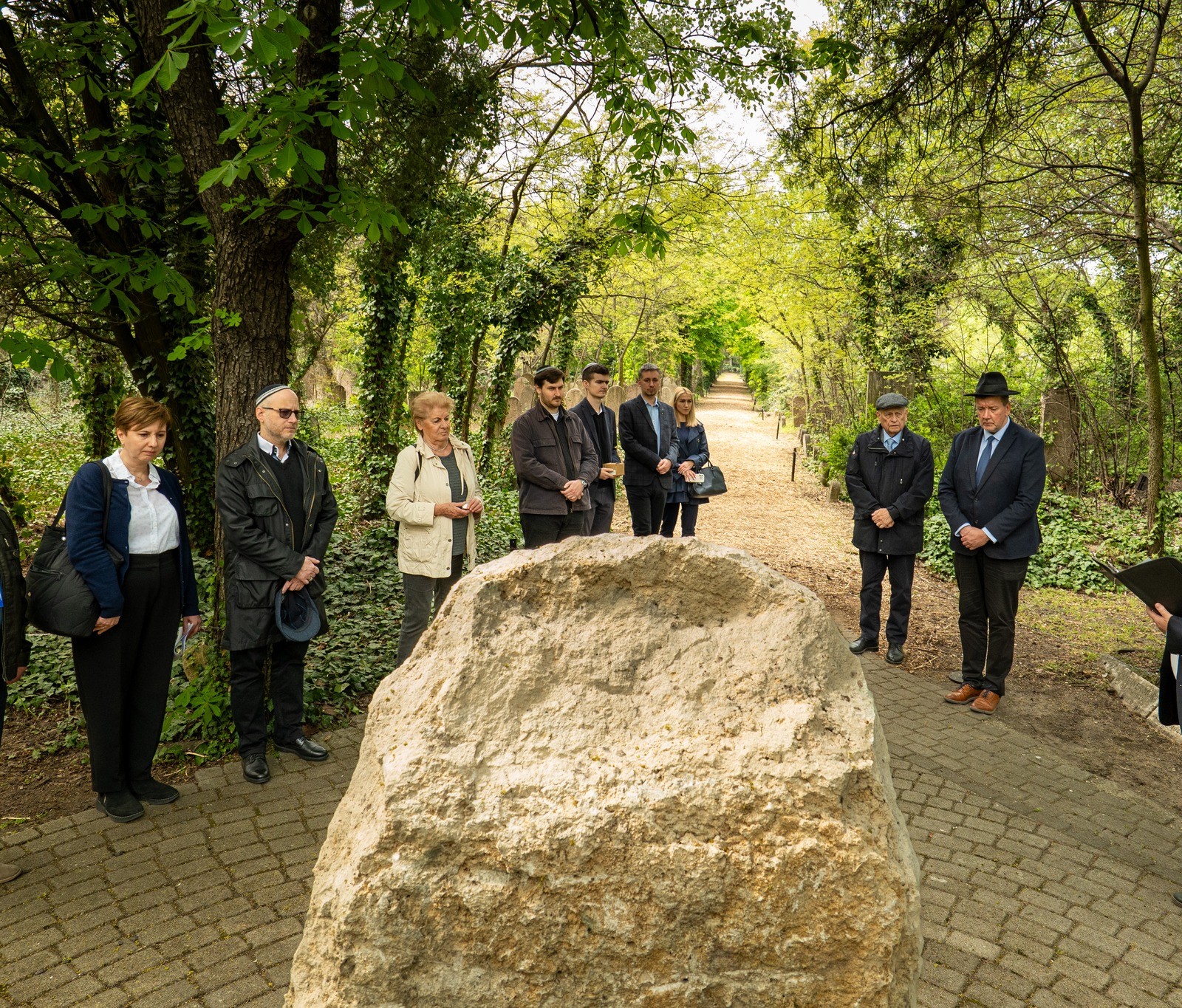 Csendes megemlékezés a Holokauszt Magyarországi Áldozatainak Emléknapján a Salgótarjáni utcai zsidó temetőben.